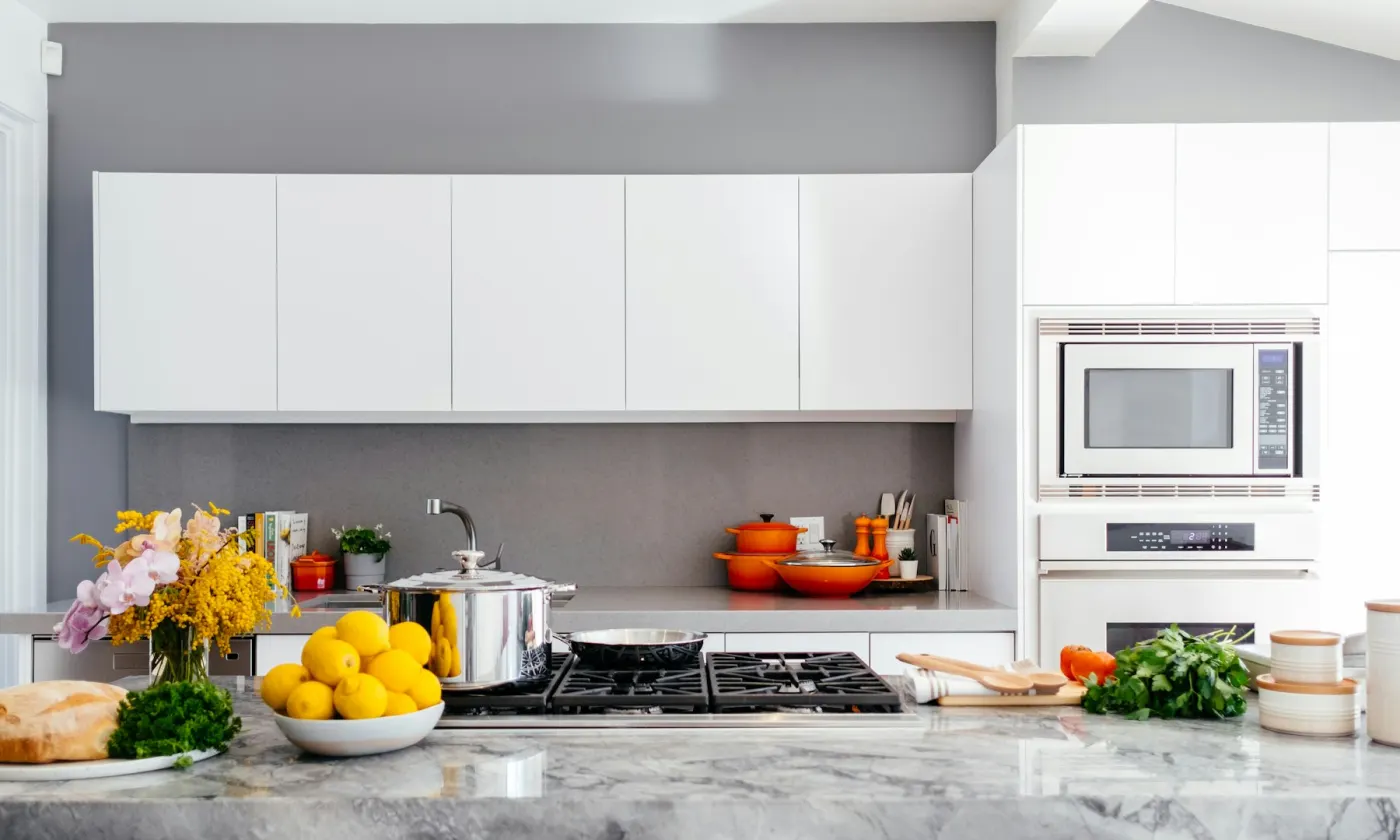 Compact Toronto condo kitchen cleaned to the backsplash